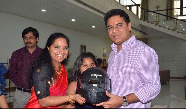 ರಾಖಿ ಹಬ್ಬಕ್ಕೆ ಈ ಸಂಸದೆ ತನ್ನ ಸಚಿವ ಸೋದರನಿಗೆ ಹೆಲ್ಮೆಟ್ ಉಡುಗೊರೆ ನೀಡಿದ್ದು ಏಕೆ ?